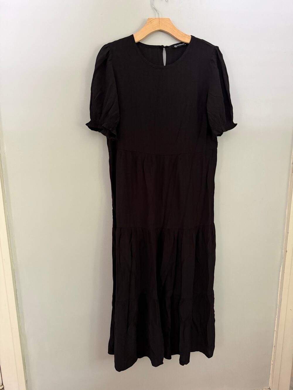 Pretty Garden size medium black midi dress tiered short sleeve
